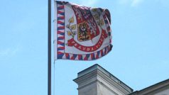 prezidentská standarta vlající nad Pražským hradem