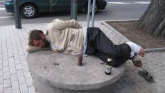 Opilec na ulici v Berouně