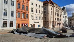 Silný vítr strhl ve čtvrtek ráno třeba i střechu jedné z budov Muzea Vysočiny Jihlava na jihlavském Masarykově náměstí.