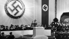 Goebbels promlouvá k novým spoluobčanům v Liberci, podzim 1938 / Goebbels addresses his new fellow citizens in Liberec (Reichenberg), autumn 1938