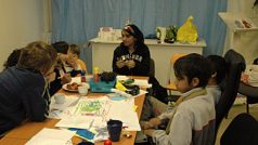 Romská asistentka s dětmi při projektu Naše romské dítě
