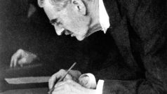 Neville Chamberlain podepisuje Mnichovskou dohodu