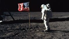 Buzz Aldrin u americké vlajky na Měsíci
