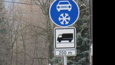 Také pod Červenohorským sedlem čeká na řidiče nákladních automobilů nová dopravní značka Zimní výbava