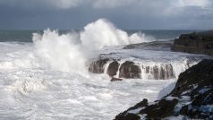 Vlny Atlantiku narážejí na irské pobřeží