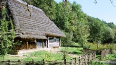 Skromný statek s doškovou střechou v polských Beskydech