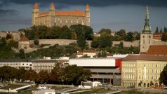 Bratislavský hrad se tyčí nad Dunajem