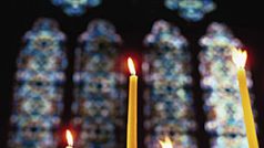 svíčky v kostele