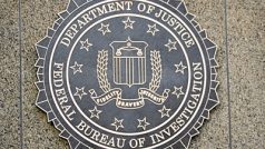 Pečeť na zdi budovy FBI ve Washingtonu