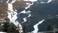 Pohled na olympijské sjezdové tratě, které končí ve Whistler Creek