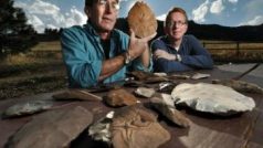 Kamenné artefakty nalezené ve městě Boulder v Coloradu (vlevo antropolog Douglas Bamforth, vpravo majitel pozemku Patrick Mahaffy)
