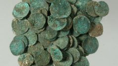 Stříbrné mince v depozitáři Archeologického muzea SNM