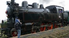 Parní lokomotiva vozí návštěvníky na Oseckou pouť