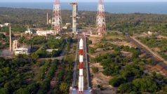 Doprava rakety na startovací rampu na kosmodromu Šríharikota