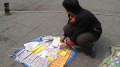Pouliční prodejce falešných papírových peněz pro mrtvé