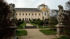 Pohled ze zahrady na schodiště a zámek