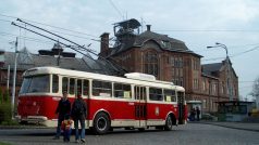 Historický trolejbus před dolem Michal