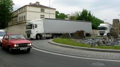 Kamióny ztížily průjezd kruhákem