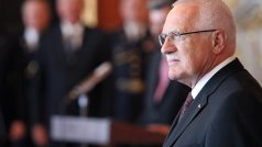 Václav Klaus hledí do tváří nových ministrů