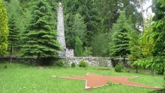 Památník na hřbitově, kde jsou pohřbeni  rudoarmějci, kteří zemřeli při stavbě dálnice nad Vískou u Jevíčka