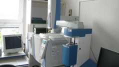 Plynový chromatograf s hmotnostním spektrometrem, analyzuje složení kapalin a plynů.