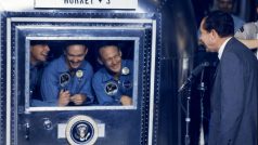 Posádku Apolla 11 po přistání ještě v karanténě uvítal prezident Richard Nixon