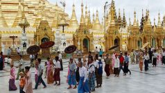 Pagoda Šwedagon na vrcholu hory Singuttara nad největším barmským městem Rangúnem