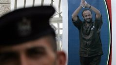 Palestinský policista na pozadí s transparentem oslavujícím Marvána Barghútího.