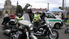 Policisté kontrolují motorkáře