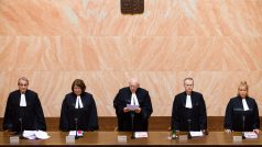 Ústavní soud v čele s předsedou Pavlem Rychetským vyslovuje svůj verdikt