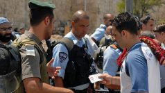 Izraelští policisté kontrolují muslimy