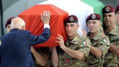 Italský prezident Giorgio Napolitano před rakví vojáka, který zemřel během atentátu v afghánském Kábulu.