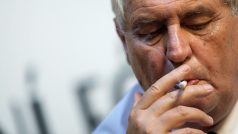 Miloš Zeman s cigaretou
