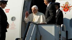 Papež Benedikt XVI. ve dveřích letadla