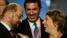 Martin Schulz (vlevo) baví své spolustraníky ve Straně evropských socialistů.