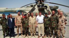 Čeští a afghánští vojáci před jedním z tréninkových vrtulníků