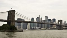 Pohled na Manhattan přes Brooklynský most