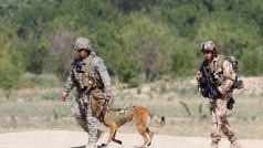 Čeští vojáci a pes v neprůstřelných vestách