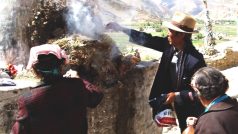 Tibeťané zapalují vonné dřevo