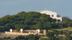 Velké sloupy u vjezdů na pozemky jsou pro Menorku typické. U vily Son Clariana jsou mohutnější a hned dvakrát
