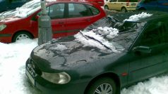 Auto poškozené sněhem a ledem padajícím ze střechy