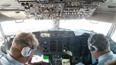 Piloti v kokpitu letadla