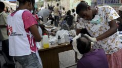 Lékaři bez hranic pokračují v poskytování zdravotnické pomoci obětem zemětřesení na Haiti ve svých zdravotnických zařízeních.