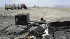 Zbytky ohořelých aut u íránské dálnice, kde bylo ozbrojenci, vedenými Abdolmálekem Rigihím, v květnu 2006 zastřeleno 12 Íránců.