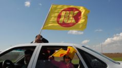 Děti s vlajkami Demokratické strany Kurdistánu jedou do Kirkúku