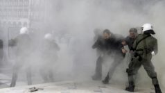 střety policie s demonstranty v Aténách