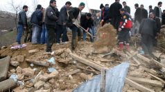 Záchranáři odstraňují suť ze zemětřesením zničených domů v obci Okcular