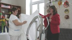 Vimperská nemocnice převzala zdvihací zařízení imobilních pacientů