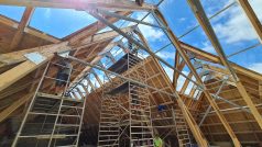 V Neratově pokračuje oprava unikátní skleněné střechy tamního kostela