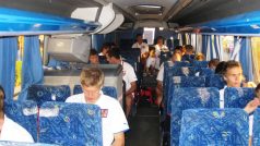 Čeští fotbalisté v autobuse
